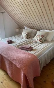 Postel nebo postele na pokoji v ubytování Rävåkra B&B Österlen