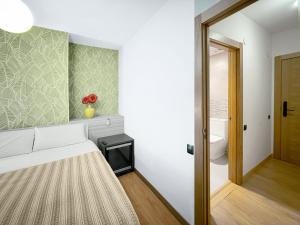 A bed or beds in a room at Pension Berceo