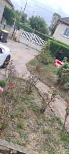 a driveway with a car parked in a yard at Appart T2 indépendant in Dammarie-lès-Lys