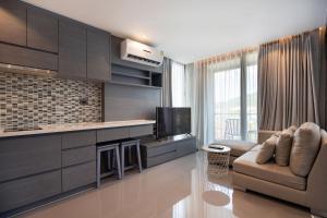 Η κουζίνα ή μικρή κουζίνα στο Tropical Kamala Hill View 1 BR CTG P407