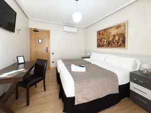 A bed or beds in a room at Pension Berceo