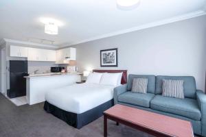 Kuchyň nebo kuchyňský kout v ubytování Sandman Hotel & Suites Prince George