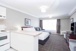 Postel nebo postele na pokoji v ubytování Sandman Hotel & Suites Prince George