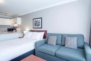 Kuchyň nebo kuchyňský kout v ubytování Sandman Hotel & Suites Prince George