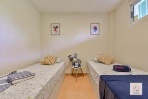 una stanza con due letti e un tavolo di Casalfas - Élégance, Piscine, Emplacement idéal by LG Home conciergerie a Alfaz del Pi