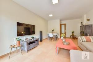 un soggiorno con divano e TV a schermo piatto di Casalfas - Élégance, Piscine, Emplacement idéal by LG Home conciergerie a Alfaz del Pi Altre 15 foto