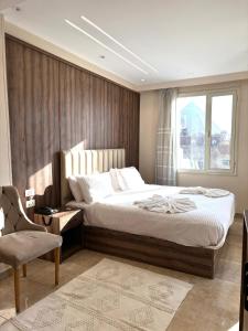 Ein Bett oder Betten in einem Zimmer der Unterkunft Ra Palace Pyramids View Hotel