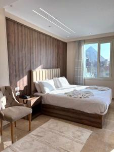Ein Bett oder Betten in einem Zimmer der Unterkunft Ra Palace Pyramids View Hotel