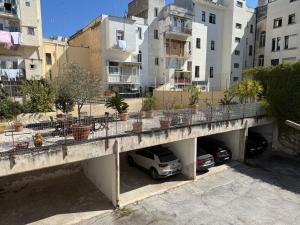 un estacionamiento con autos estacionados bajo un puente en Top House Murat con idromassaggio, en Bari