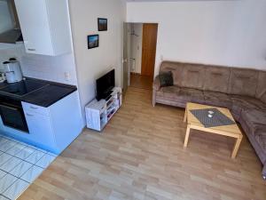 una sala de estar con un sofá y una mesa en Skipper Oog, en Horumersiel