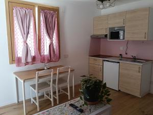 a small kitchen with a table and a table and chairs at Luna di Levante in Porto San Giorgio