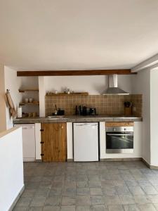 Santa Teresa Bed & Breakfast Andalusien的厨房或小厨房
