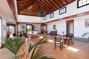 Los VallesにあるBellavista, piscina privada climatizada y saunaの木製天井のオープンリビングルーム