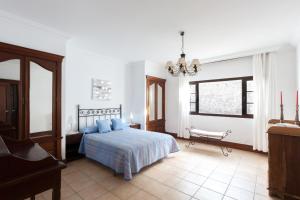 Los VallesにあるBellavista, piscina privada climatizada y saunaのベッドルーム1室(青い枕のベッド1台付) +35枚の写真