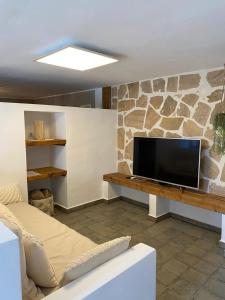 Santa Teresa Bed & Breakfast Andalusien的电视和/或娱乐中心