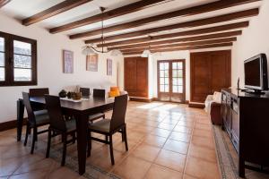Los VallesにあるBellavista, piscina privada climatizada y saunaのテーブルと椅子のあるキッチンとダイニングルーム