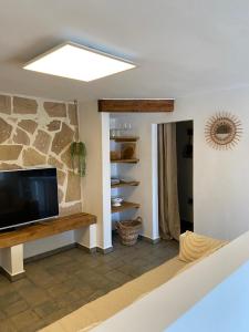 Santa Teresa Bed & Breakfast Andalusien的电视和/或娱乐中心