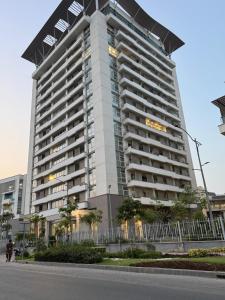 Un gran edificio blanco con luces. en Penta Square Luxury Serviced Apartments DHA Phase 5, Lahore Modern Executive Stays, en Dargai
