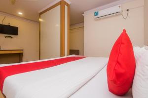 Postel nebo postele na pokoji v ubytování Capital O Orbit Inn Near Infiniti Mall + 22 fotografií