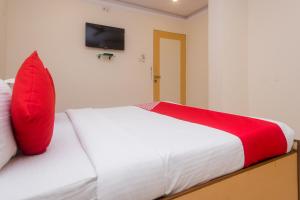 Postel nebo postele na pokoji v ubytování Capital O Orbit Inn Near Infiniti Mall