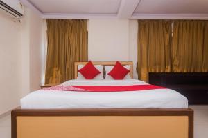 Postel nebo postele na pokoji v ubytování Capital O Orbit Inn Near Infiniti Mall