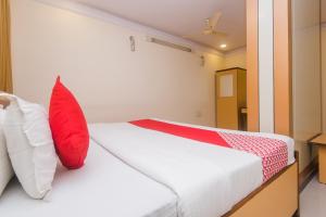 Postel nebo postele na pokoji v ubytování Capital O Orbit Inn Near Infiniti Mall