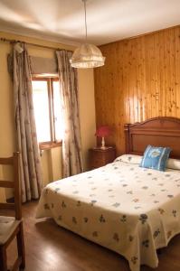 a bedroom with a bed and a window at Hospederia del Comendador in Ocaña