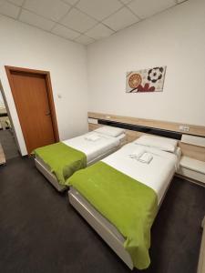 Ένα ή περισσότερα κρεβάτια σε δωμάτιο στο Garni Hotel Consul