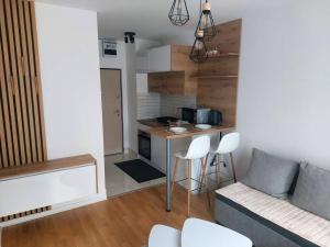 a living room with a couch and a kitchen at Apartman Lena in Vrnjačka Banja