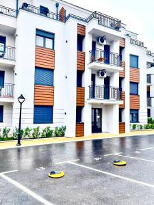 ein leerer Parkplatz vor einem Gebäude in der Unterkunft Apartman Lena in Vrnjačka Banja