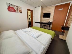 Ένα ή περισσότερα κρεβάτια σε δωμάτιο στο Garni Hotel Consul