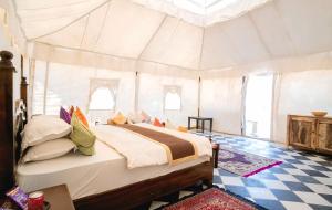 Un pat sau paturi într-o cameră la The Desert Gateway Resort
