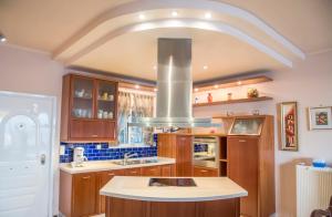 Η κουζίνα ή μικρή κουζίνα στο Alexander Seaside +25 φωτογραφίες