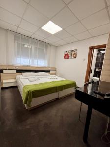 Ένα ή περισσότερα κρεβάτια σε δωμάτιο στο Garni Hotel Consul
