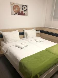 Ένα ή περισσότερα κρεβάτια σε δωμάτιο στο Garni Hotel Consul