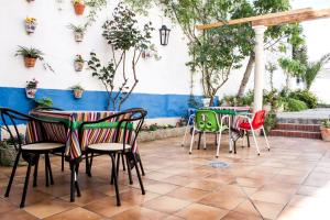 a patio with chairs and tables and a wall at Hospederia del Comendador in Ocaña