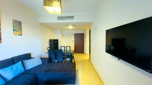 TV a/nebo společenská místnost v ubytování Kevin Aldau Heights