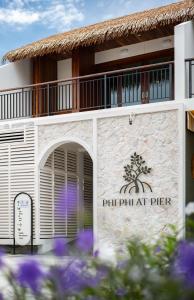 Ein Gebäude mit einem Schild, auf dem „Philip Art Pier“ steht. in der Unterkunft Phi Phi at Pier in Ko Phi Phi