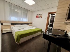 Ένα ή περισσότερα κρεβάτια σε δωμάτιο στο Garni Hotel Consul