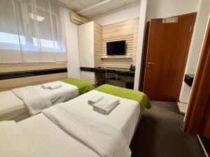 Ένα ή περισσότερα κρεβάτια σε δωμάτιο στο Garni Hotel Consul
