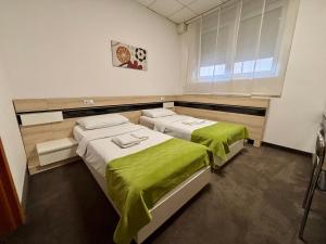 Ένα ή περισσότερα κρεβάτια σε δωμάτιο στο Garni Hotel Consul