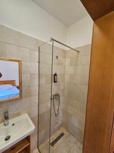 Bilik mandi di Hotel Vermoshi TDC