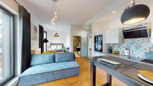 ein Wohnzimmer mit Sofa und Tisch in der Unterkunft Wroclove Apartments in Breslau