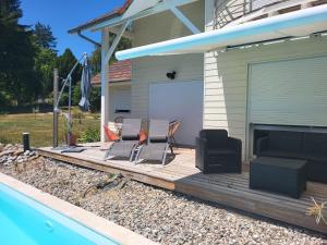Bazén v ubytování Chambres d'hôtes avec piscine pour max 4 adultes ou 2 adultes et 3 enfants nebo v jeho okolí