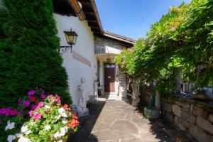 ロゾネにあるAl Capriccio Apartment by Quokka 360 - 5 minutes from the centre of Asconaの目の前に花像のある建物