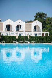 Bazén v ubytování PURO Resort Blu Mare Otranto by Life Resorts nebo v jeho okolí