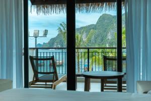 ein Zimmer mit Bett und Meerblick in der Unterkunft Phi Phi at Pier in Ko Phi Phi