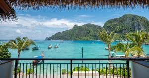 Meerblick vom Balkon eines Ferienresorts in der Unterkunft Phi Phi at Pier in Ko Phi Phi + 28 Fotos