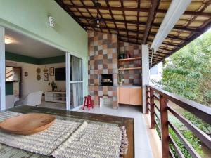 un salon avec une table et une cuisine dans l'établissement Reserva Imbassaí Apartamento 1 quarto área de churrasco Bl2202, à Mata de São João