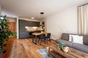 una sala de estar con un sofá y una mesa en Chalet Magdalena, en Kirchberg in Tirol 7 fotos más